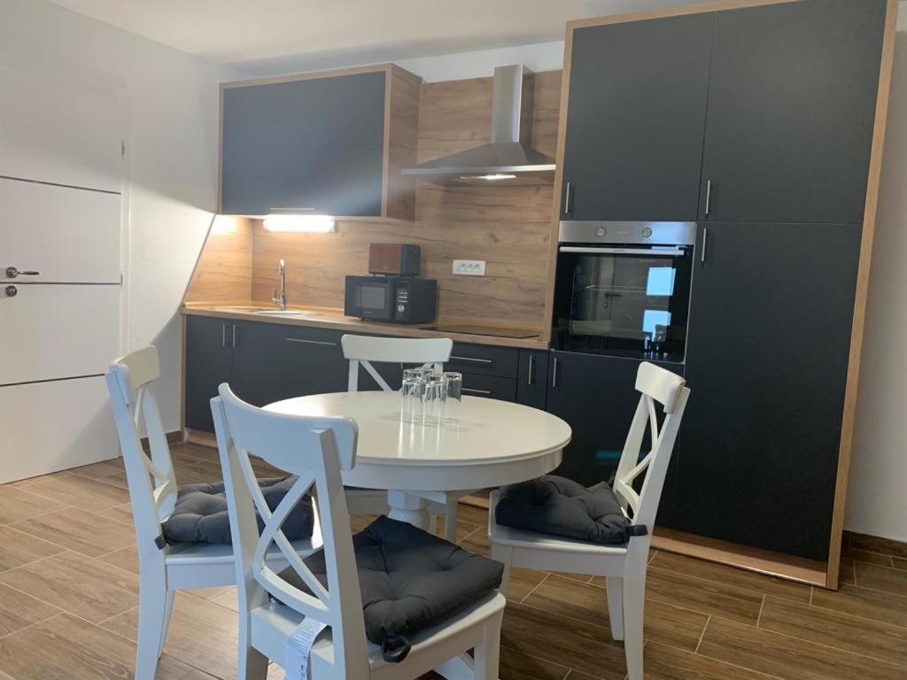Apartmani Albatros Perusic Εξωτερικό φωτογραφία