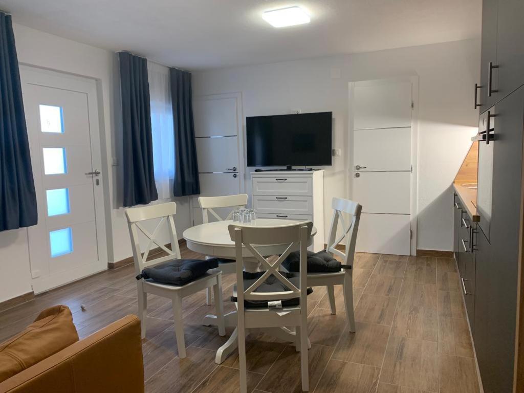 Apartmani Albatros Perusic Εξωτερικό φωτογραφία